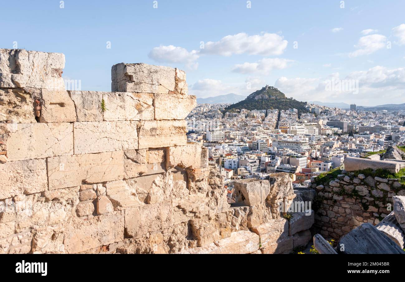 Ruines sur l'Acropole, vue sur Athènes avec le mont Lycabette, Athènes, Attique, Grèce, Europe Banque D'Images