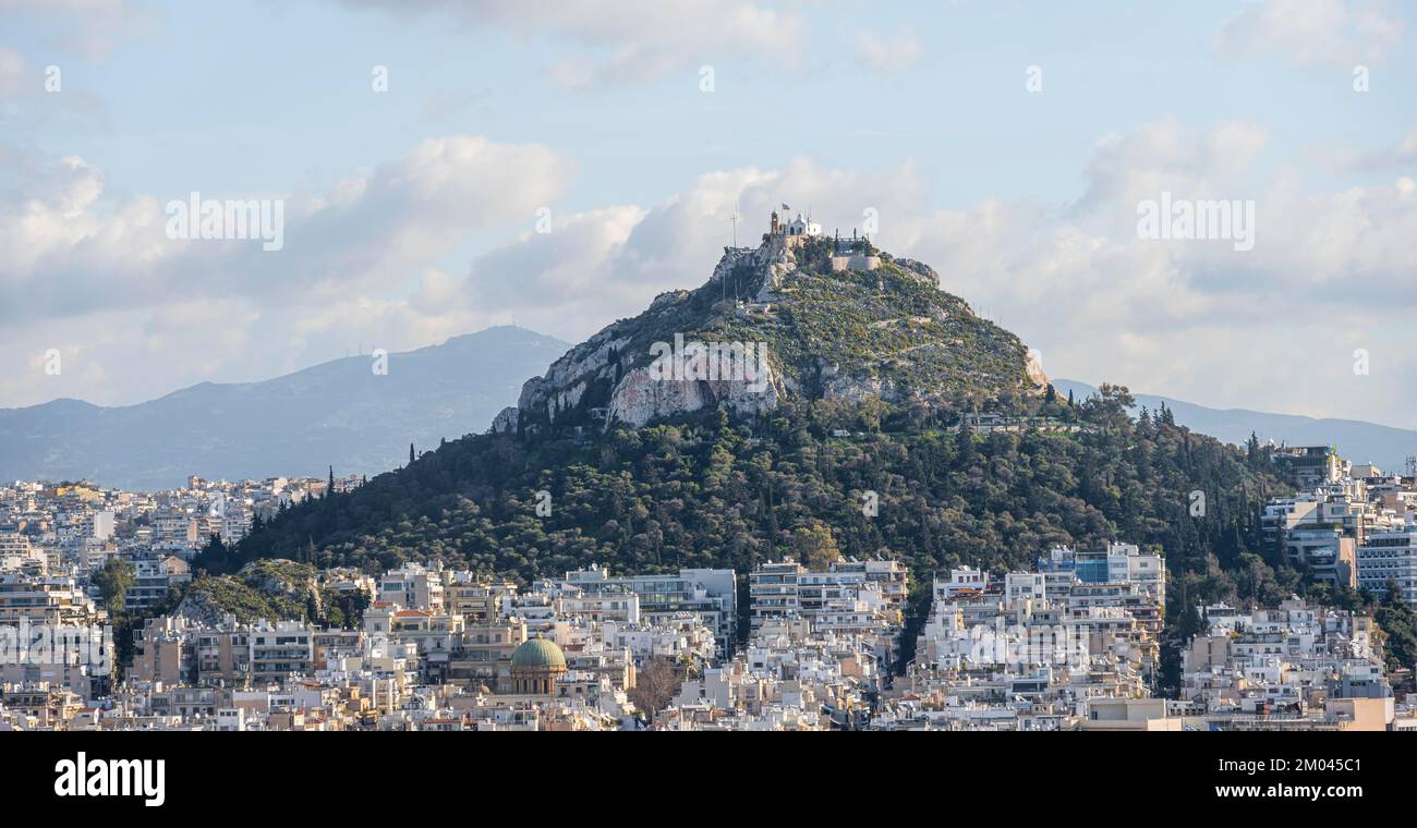 Vue sur les maisons d'Athènes avec le mont Lycabette, Athènes, Attique, Grèce, Europe Banque D'Images