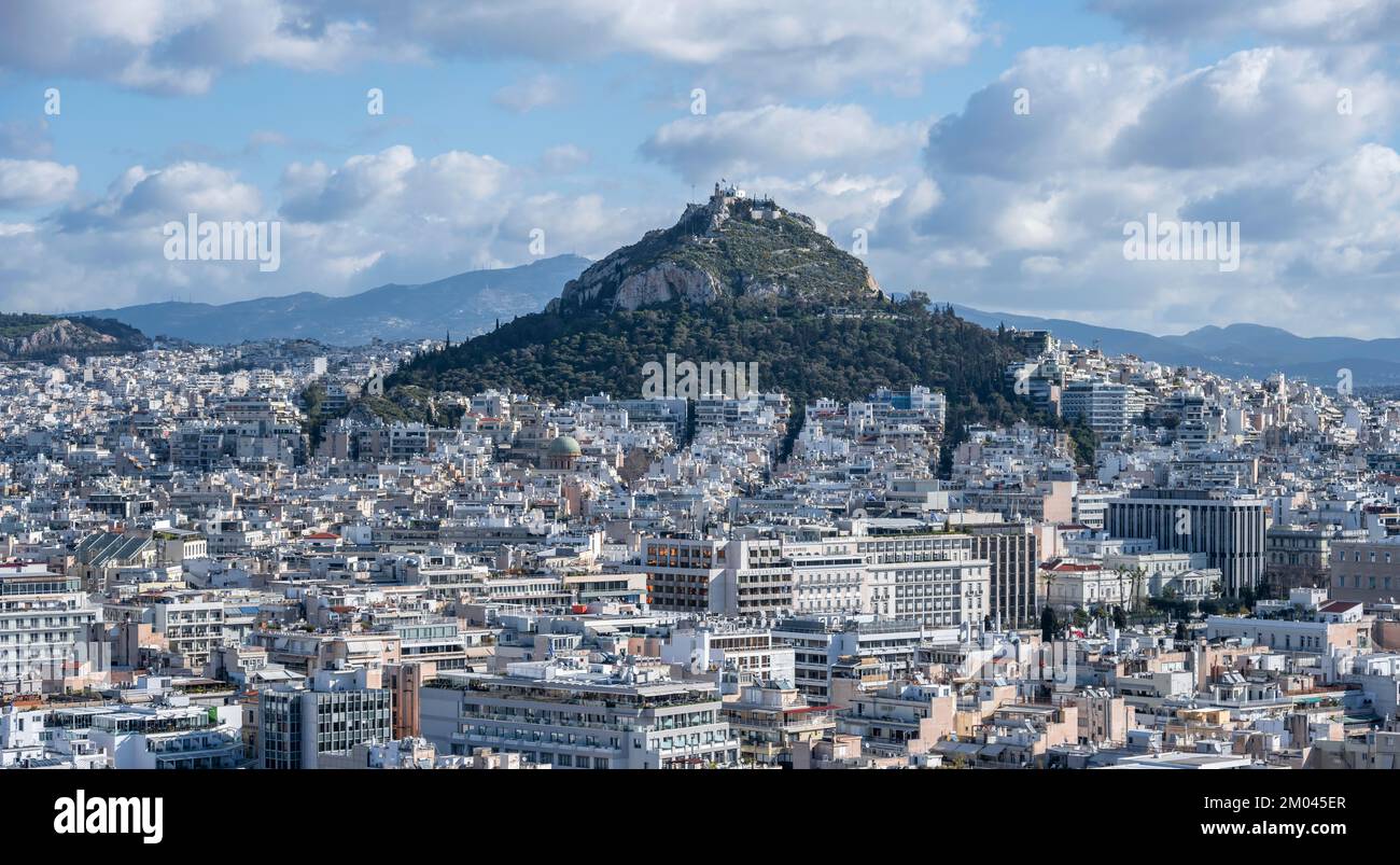 Vue sur les maisons d'Athènes avec le mont Lycabette, Athènes, Attique, Grèce, Europe Banque D'Images