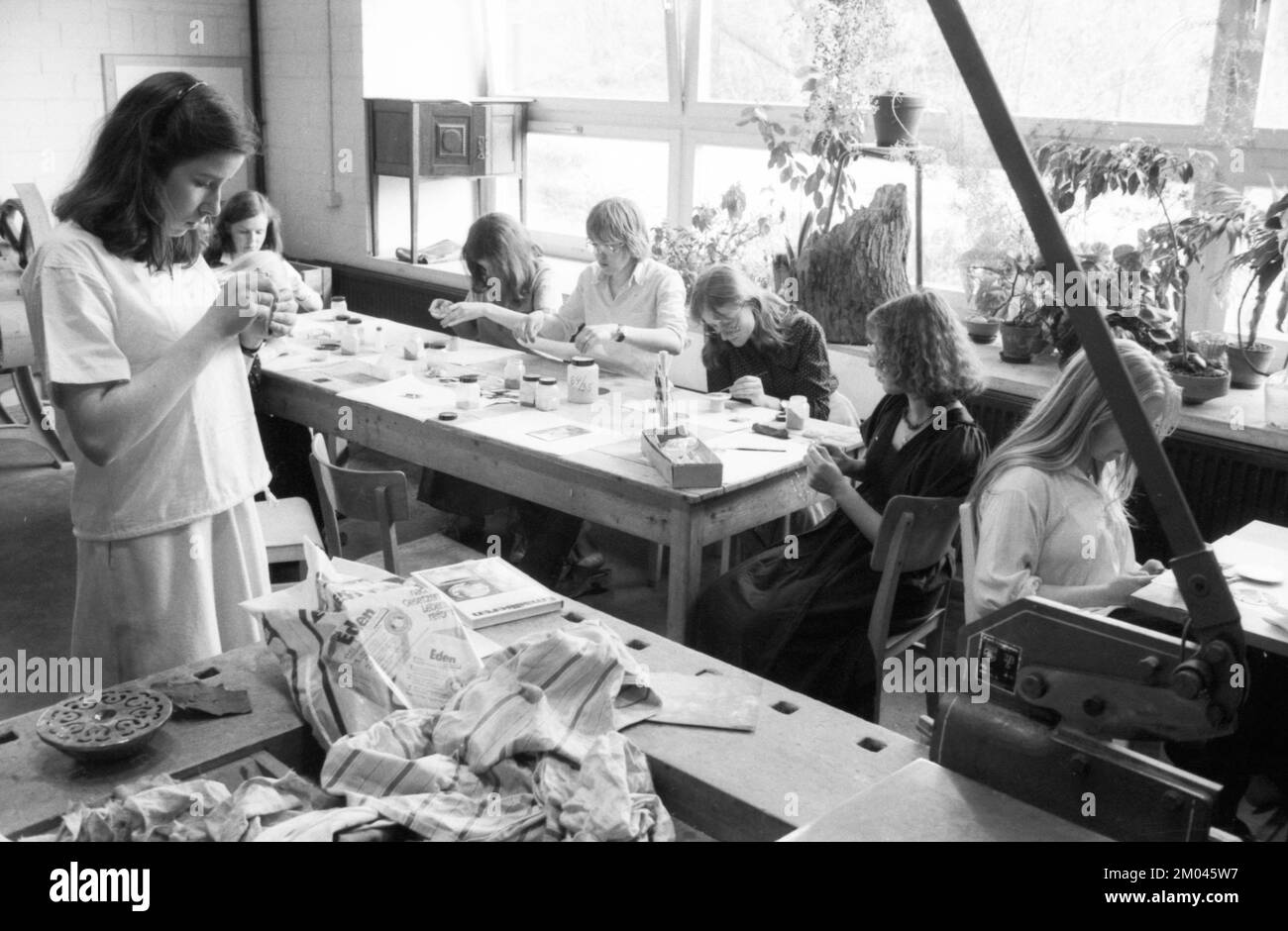 Cours d'artisanat à l'école libre Walldorf à Hamborn Castle, le 16.05.1979 à Paderborn, Allemagne, Europe Banque D'Images