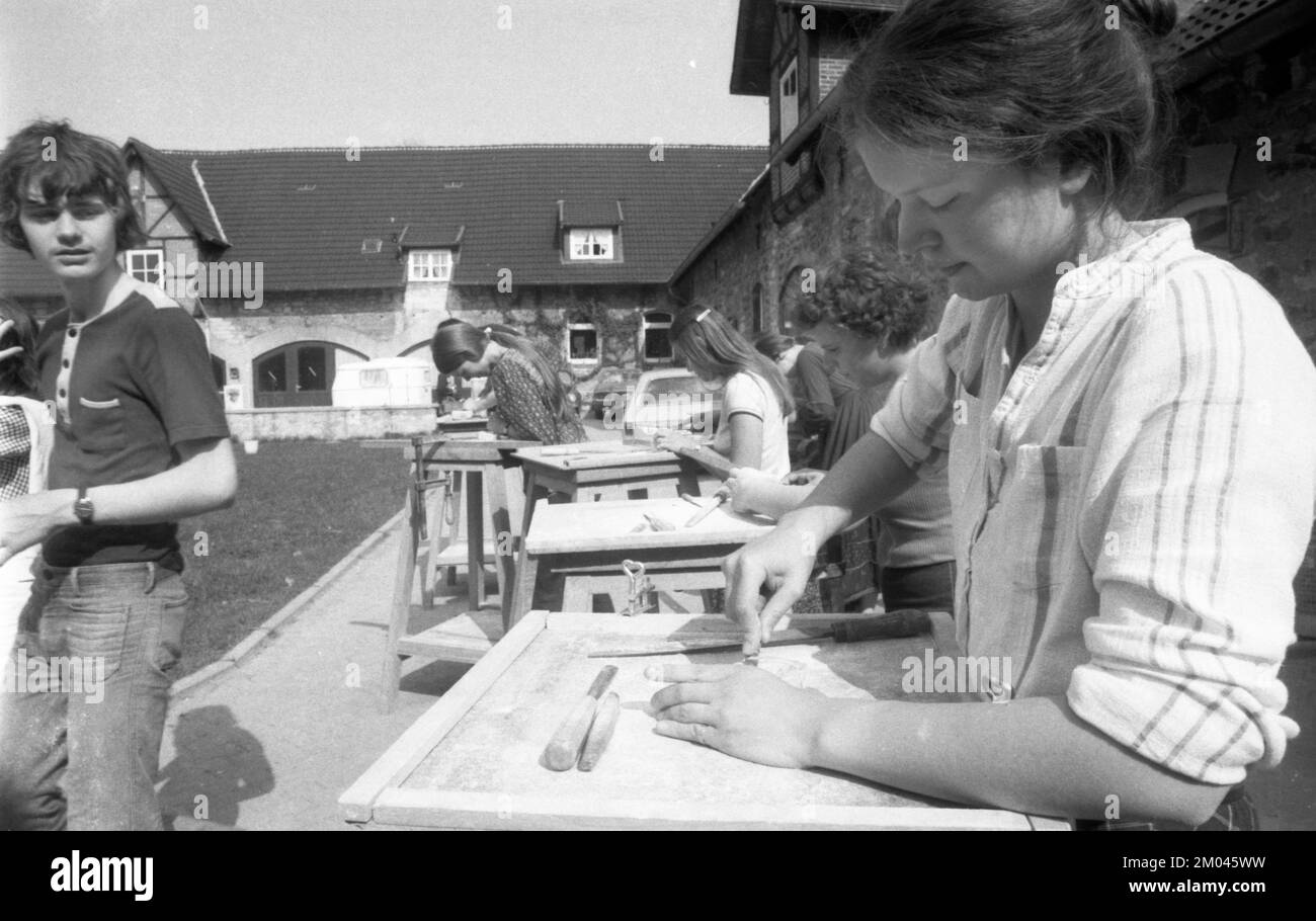 Cours d'artisanat à l'école libre Walldorf à Hamborn Castle, le 16.05.1979 à Paderborn, Allemagne, Europe Banque D'Images
