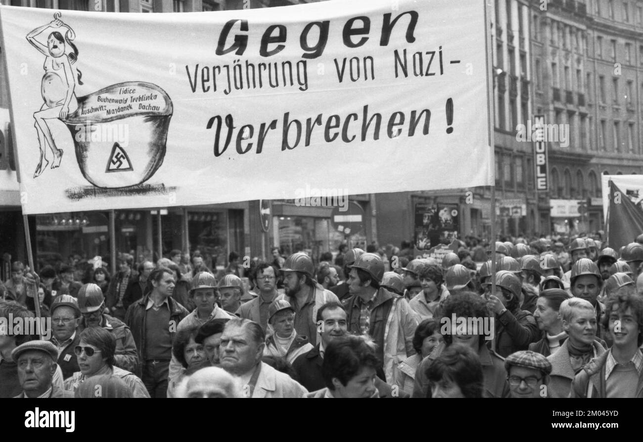 Les combattants de la résistance internationale et les persécutés du régime nazi ont manifesté contre la poursuite des crimes nazis, en partie habillés dans le clothe Banque D'Images