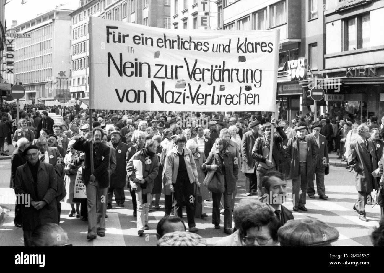 Les combattants de la résistance internationale et les persécutés du régime nazi ont manifesté contre la poursuite des crimes nazis, en partie habillés dans le clothe Banque D'Images