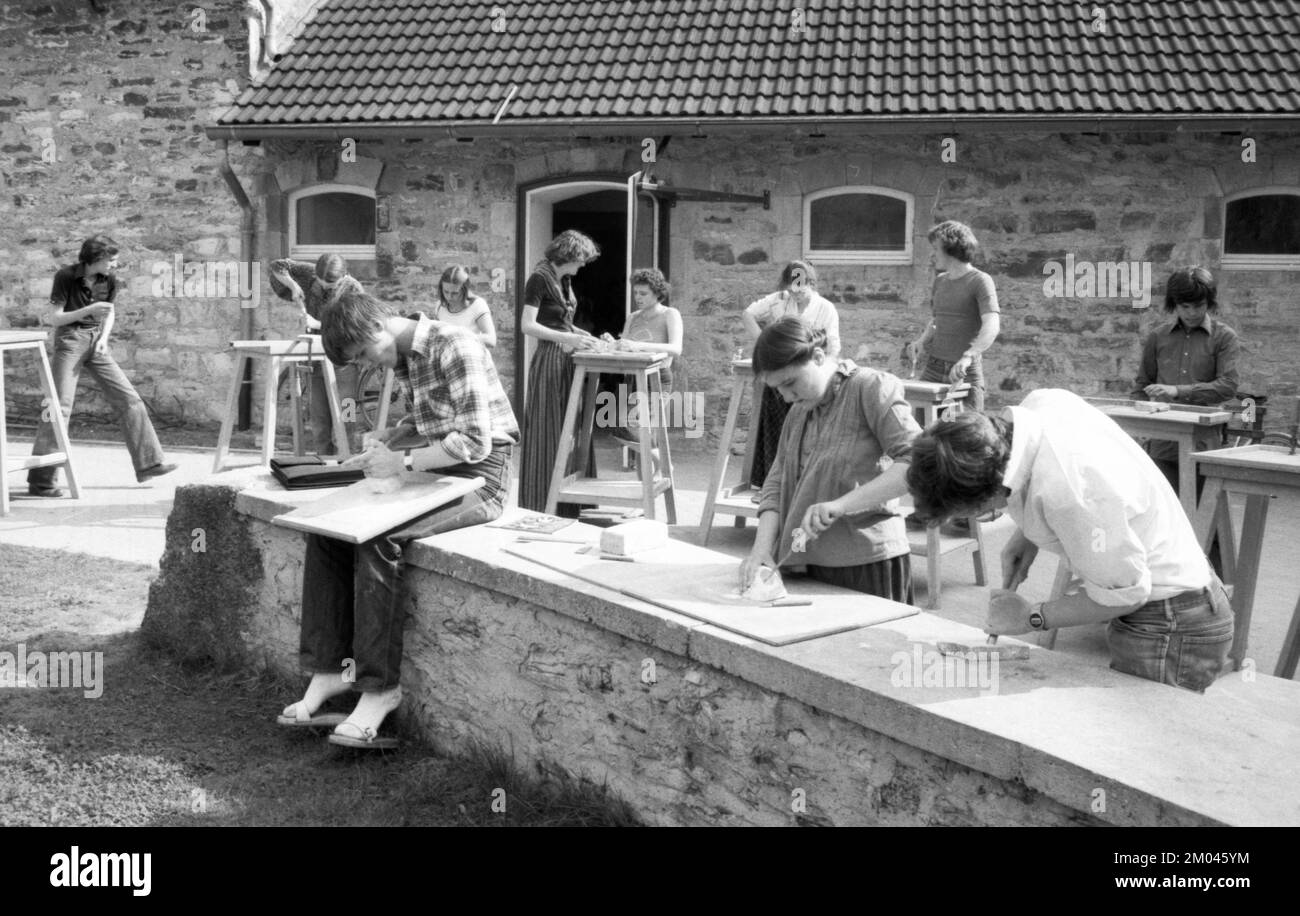 Cours d'artisanat à l'école libre Walldorf à Hamborn Castle, le 16.05.1979 à Paderborn, Allemagne, Europe Banque D'Images