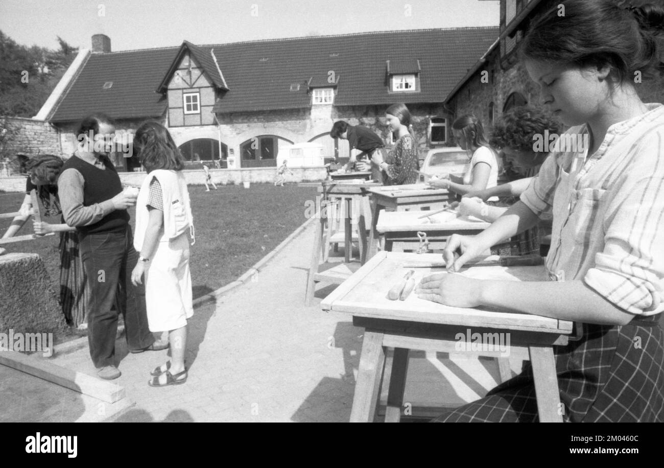 Cours d'artisanat à l'école libre Walldorf à Hamborn Castle, le 16.05.1979 à Paderborn, Allemagne, Europe Banque D'Images
