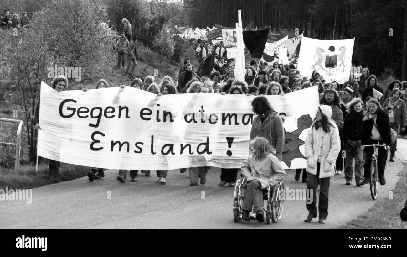 Plus de 10 000 adversaires de l'énergie nucléaire et des armes nucléaires ont manifesté pour leurs objectifs sur 25.10.1980 à Lingen, Allemagne, Europe Banque D'Images