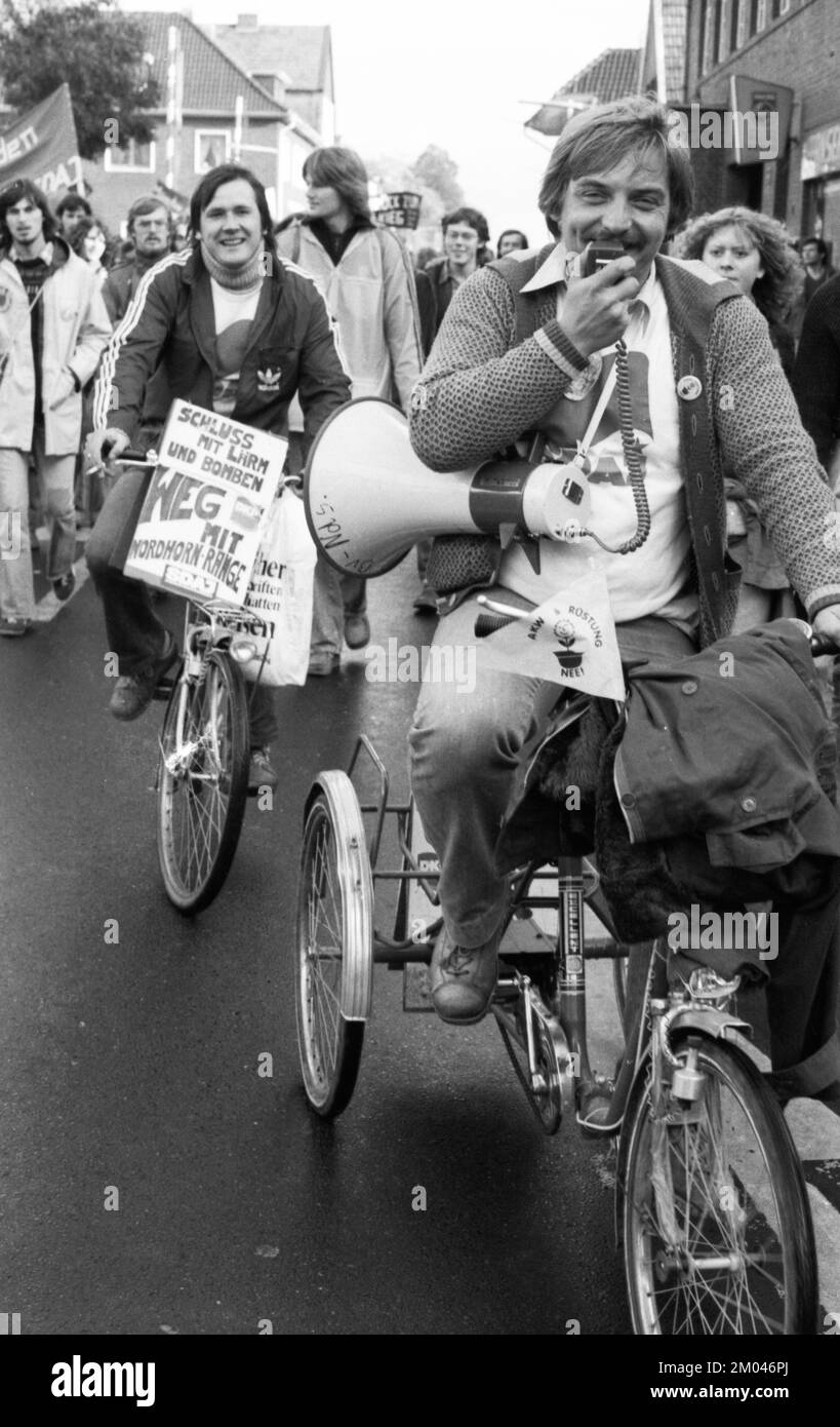 Plus de 10 000 adversaires de l'énergie nucléaire et des armes nucléaires ont manifesté pour leurs objectifs sur 25.10.1980 à Lingen, Allemagne, Europe Banque D'Images