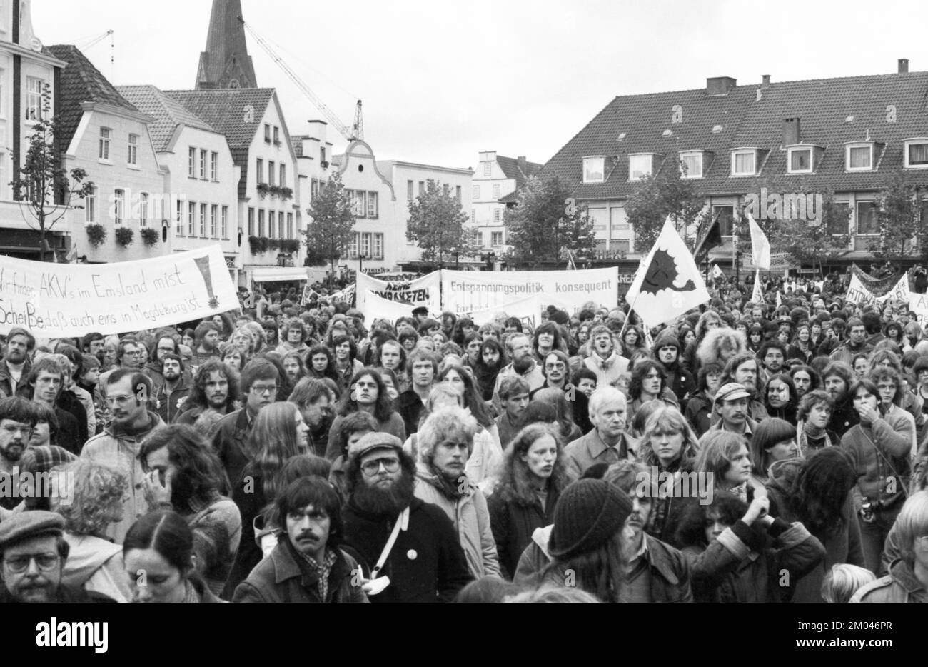 Plus de 10 000 adversaires de l'énergie nucléaire et des armes nucléaires ont manifesté pour leurs objectifs sur 25.10.1980 à Lingen, Allemagne, Europe Banque D'Images
