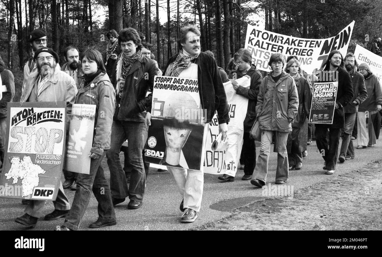 Plus de 10 000 adversaires de l'énergie nucléaire et des armes nucléaires ont manifesté pour leurs objectifs sur 25.10.1980 à Lingen, Allemagne, Europe Banque D'Images