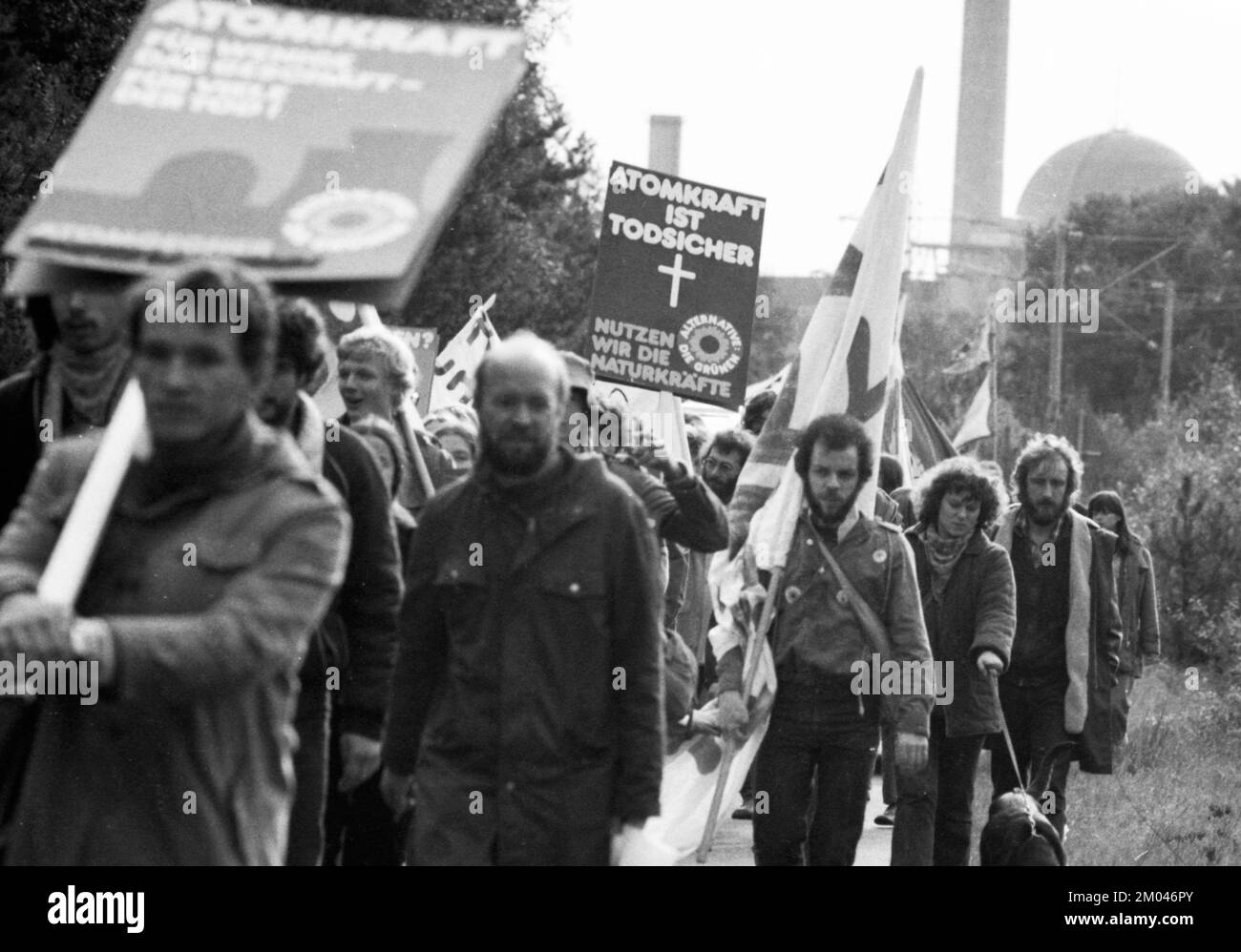 Plus de 10 000 adversaires de l'énergie nucléaire et des armes nucléaires ont manifesté pour leurs objectifs sur 25.10.1980 à Lingen, Allemagne, Europe Banque D'Images