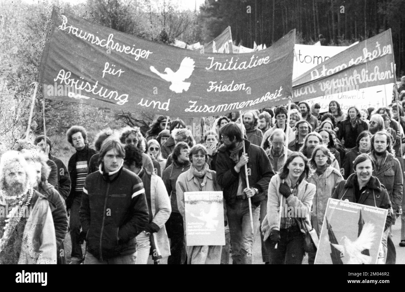 Plus de 10 000 adversaires de l'énergie nucléaire et des armes nucléaires ont manifesté pour leurs objectifs sur 25.10.1980 à Lingen, Allemagne, Europe Banque D'Images