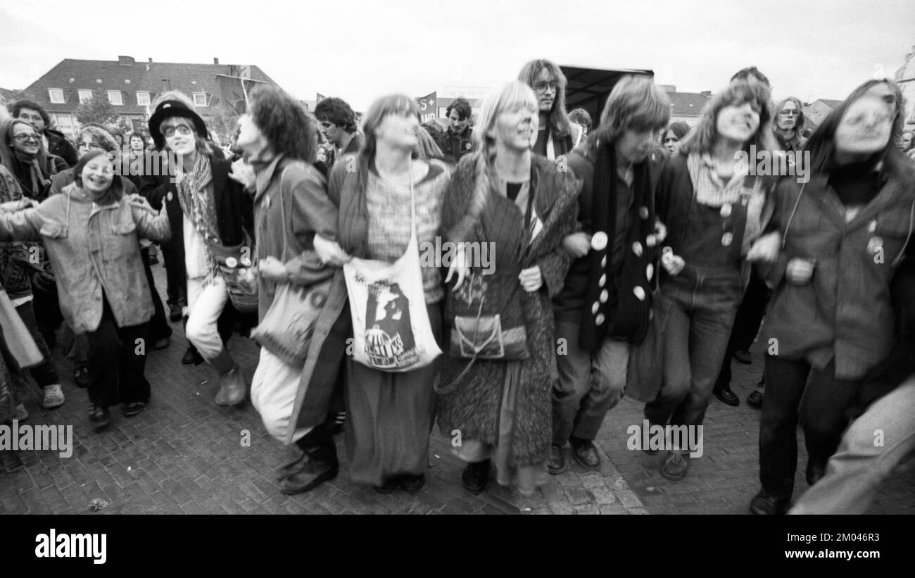 Plus de 10 000 adversaires de l'énergie nucléaire et des armes nucléaires ont manifesté pour leurs objectifs sur 25.10.1980 à Lingen, Allemagne, Europe Banque D'Images