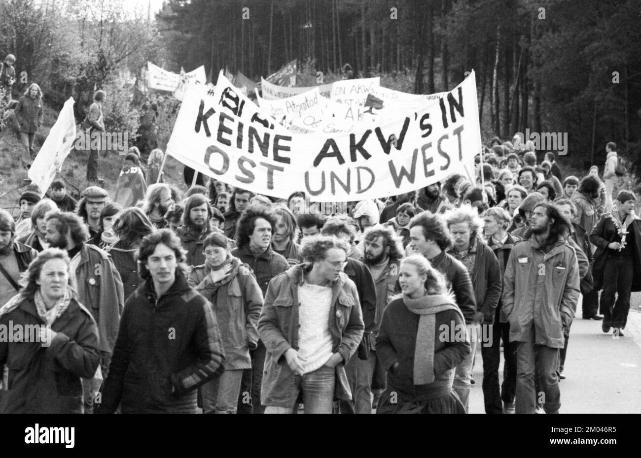 Plus de 10 000 adversaires de l'énergie nucléaire et des armes nucléaires ont manifesté pour leurs objectifs sur 25.10.1980 à Lingen, Allemagne, Europe Banque D'Images