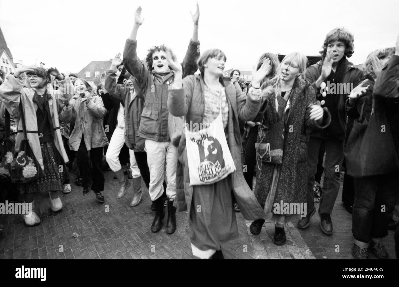 Plus de 10 000 adversaires de l'énergie nucléaire et des armes nucléaires ont manifesté pour leurs objectifs sur 25.10.1980 à Lingen, Allemagne, Europe Banque D'Images