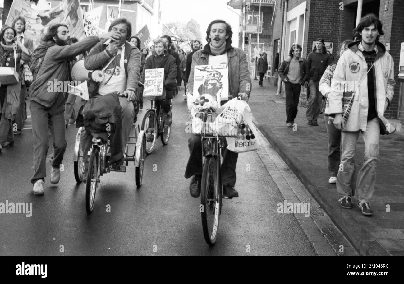 Plus de 10 000 adversaires de l'énergie nucléaire et des armes nucléaires ont manifesté pour leurs objectifs sur 25.10.1980 à Lingen, Allemagne, Europe Banque D'Images