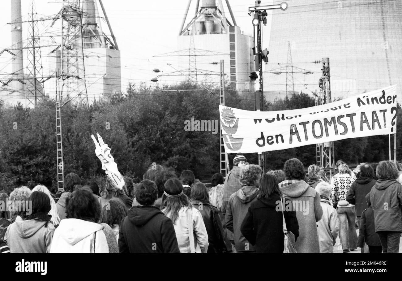 Plus de 10 000 adversaires de l'énergie nucléaire et des armes nucléaires ont manifesté pour leurs objectifs sur 25.10.1980 à Lingen, Allemagne, Europe Banque D'Images