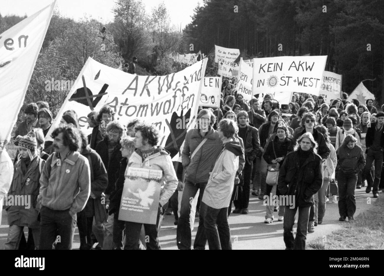 Plus de 10 000 adversaires de l'énergie nucléaire et des armes nucléaires ont manifesté pour leurs objectifs sur 25.10.1980 à Lingen, Allemagne, Europe Banque D'Images