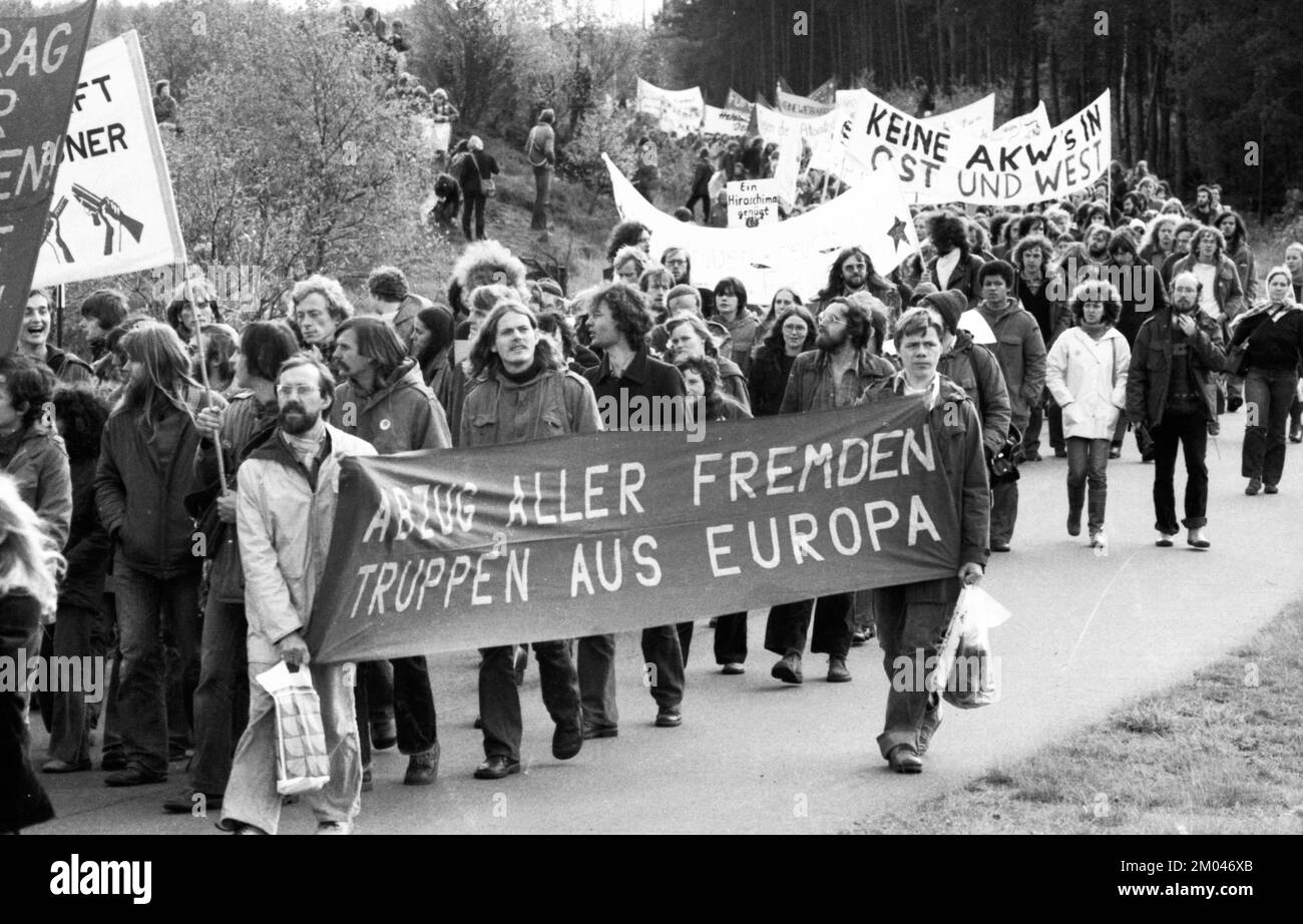 Plus de 10 000 adversaires de l'énergie nucléaire et des armes nucléaires ont manifesté pour leurs objectifs sur 25.10.1980 à Lingen, Allemagne, Europe Banque D'Images