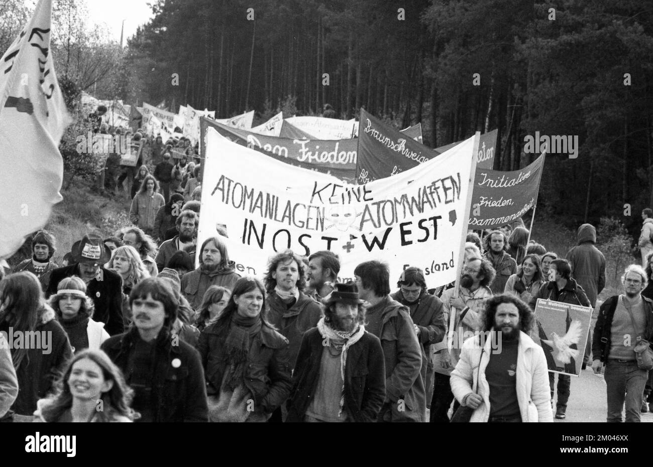 Plus de 10 000 adversaires de l'énergie nucléaire et des armes nucléaires ont manifesté pour leurs objectifs sur 25.10.1980 à Lingen, Allemagne, Europe Banque D'Images