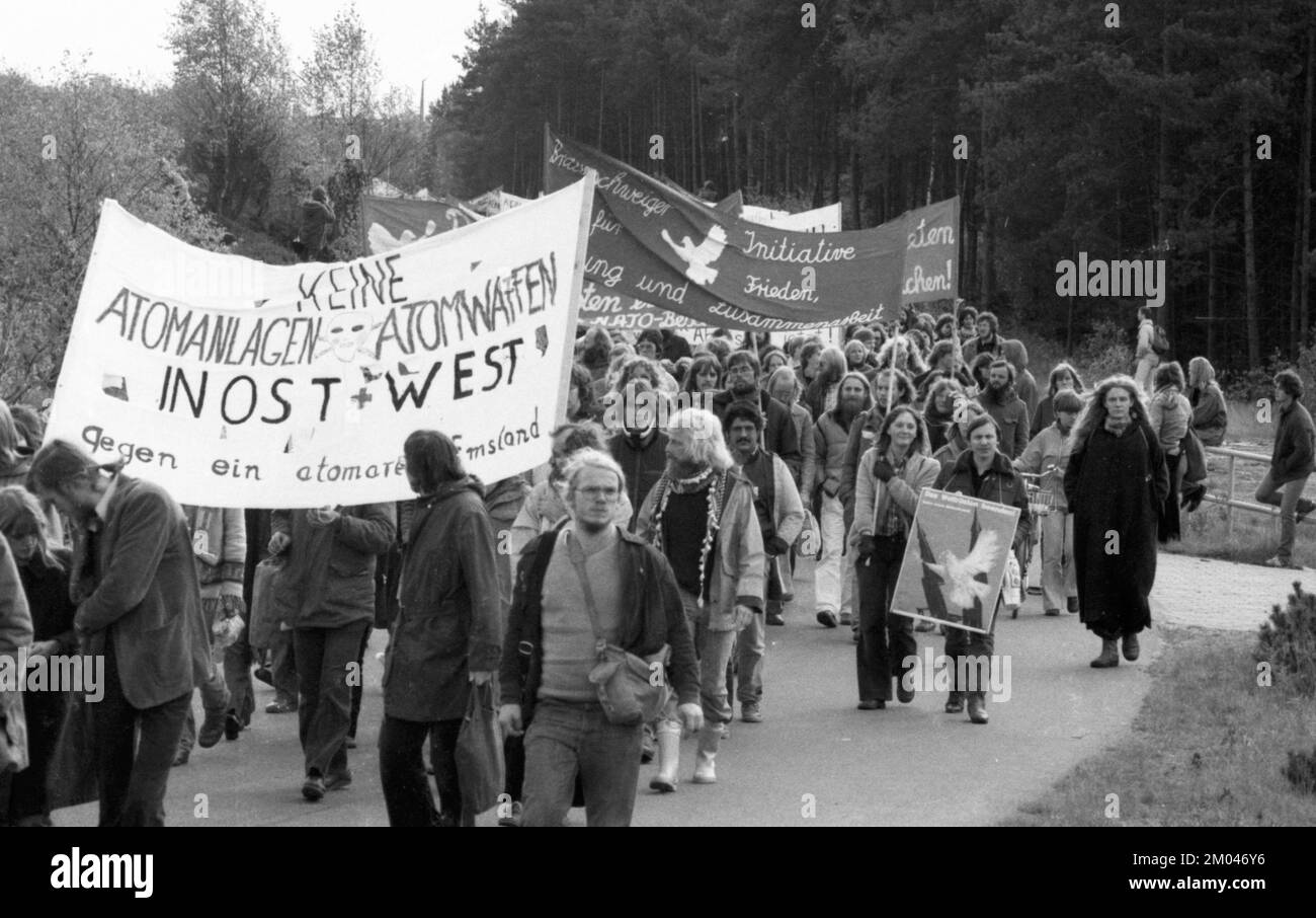 Plus de 10 000 adversaires de l'énergie nucléaire et des armes nucléaires ont manifesté pour leurs objectifs sur 25.10.1980 à Lingen, Allemagne, Europe Banque D'Images