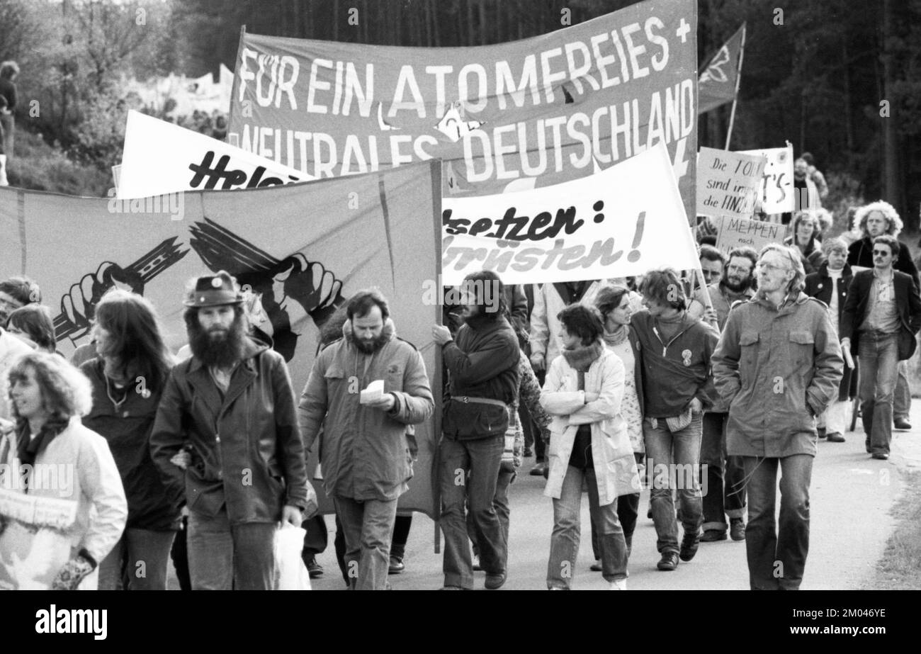 Plus de 10 000 adversaires de l'énergie nucléaire et des armes nucléaires ont manifesté pour leurs objectifs sur 25.10.1980 à Lingen, Allemagne, Europe Banque D'Images