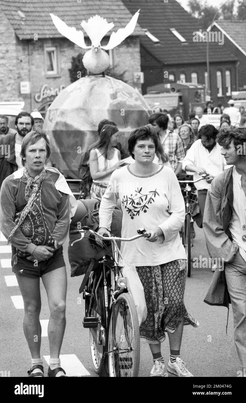 La marche de la paix de 1981, de Copenhague à Paris, a atteint les villes de Coesfeld (D) et de Deurne (NL). Juillet 1981, NDL, pays-Bas Banque D'Images