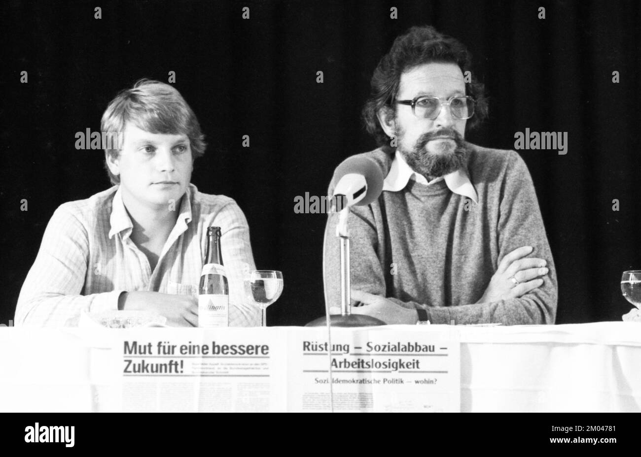 En 1982, ce congrès du SPD, appelé par l'appel de Bielefeld, préconisait des soins humains et le sauvetage des personnes dans le besoin. Dieter Lattmann (SPD) à droite, Germa Banque D'Images