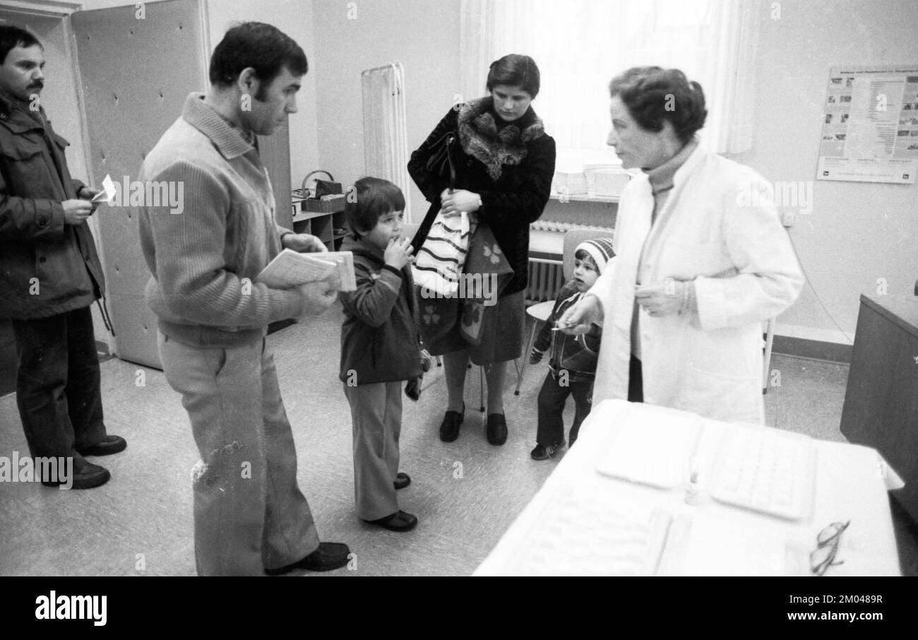 Vaccination par voie orale contre la polio (immunisation des enfants) le 28.01.1980 à Iserlohn, Allemagne, Europe Banque D'Images