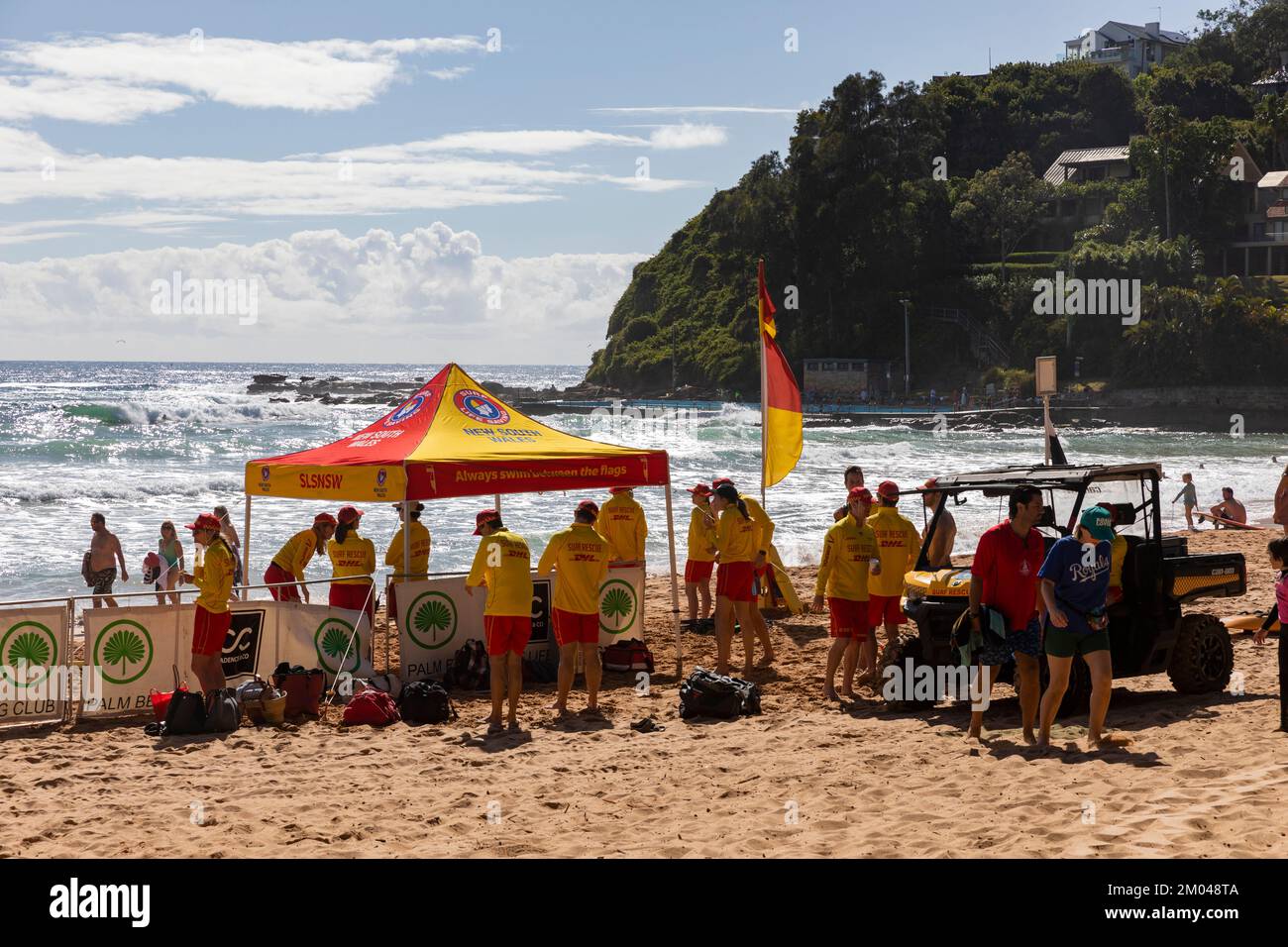 Surf sauvetage patrouille, volontaire sauveteurs surf équipe de sauvetage de Palm Beach Surf Club patrouille Palm Beach un jour d'été, Sydney, NSW, Australie Banque D'Images