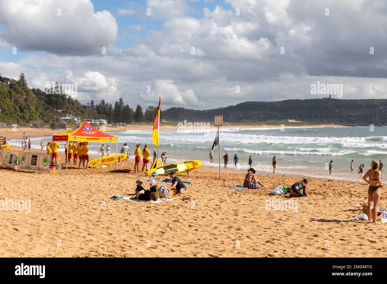 Des volontaires sauvent des vies de surf sur Palm Beach à Sydney le jour d'été 2022, promontoire et phare de Barrenjoey au loin, Nouvelle-Galles du Sud, Australie Banque D'Images