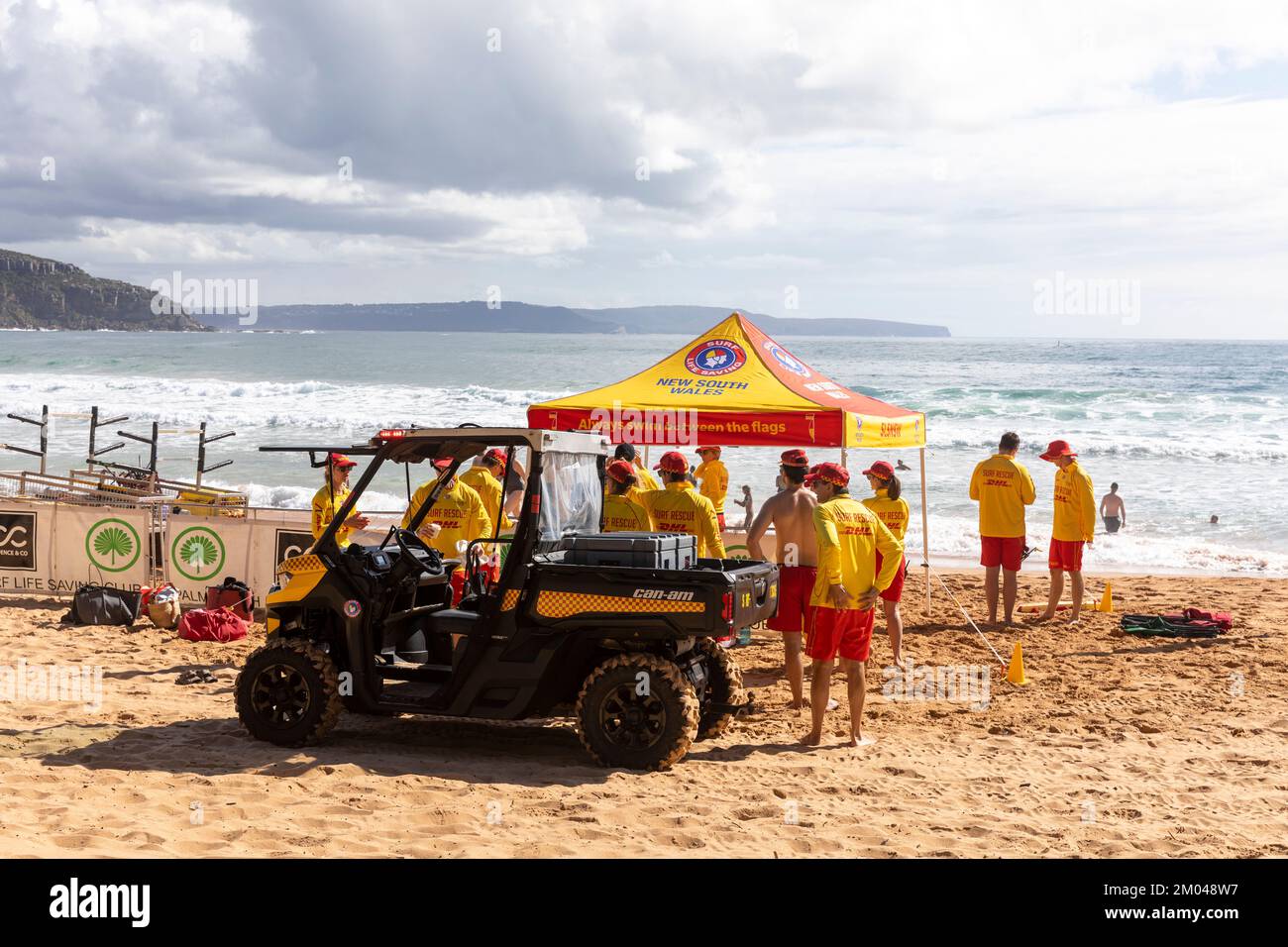 Surf sauvetage patrouille, volontaire sauveteurs surf équipe de sauvetage de Palm Beach Surf Club patrouille Palm Beach un jour d'été, Sydney, NSW, Australie Banque D'Images