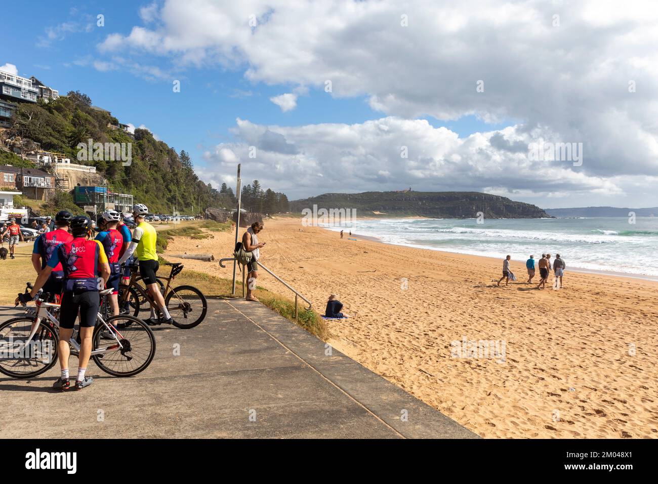 Des amis mâles avec leurs vélos lors d'une balade en vélo le dimanche à Palm Beach à Sydney, Nouvelle-Galles du Sud, Australie été 2022 Banque D'Images