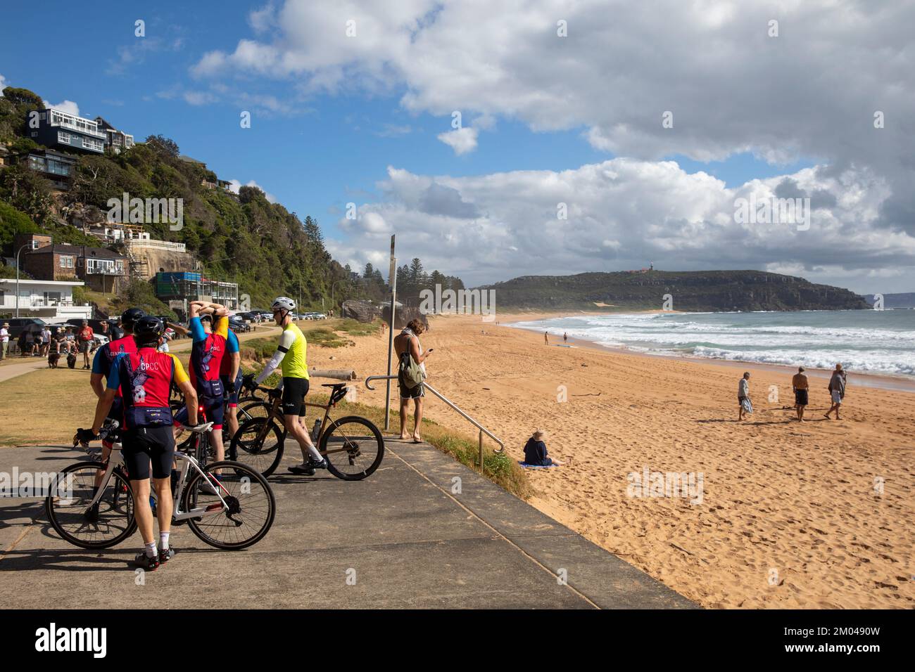 Des amis mâles avec leurs vélos lors d'une balade en vélo le dimanche à Palm Beach à Sydney, Nouvelle-Galles du Sud, Australie été 2022 Banque D'Images