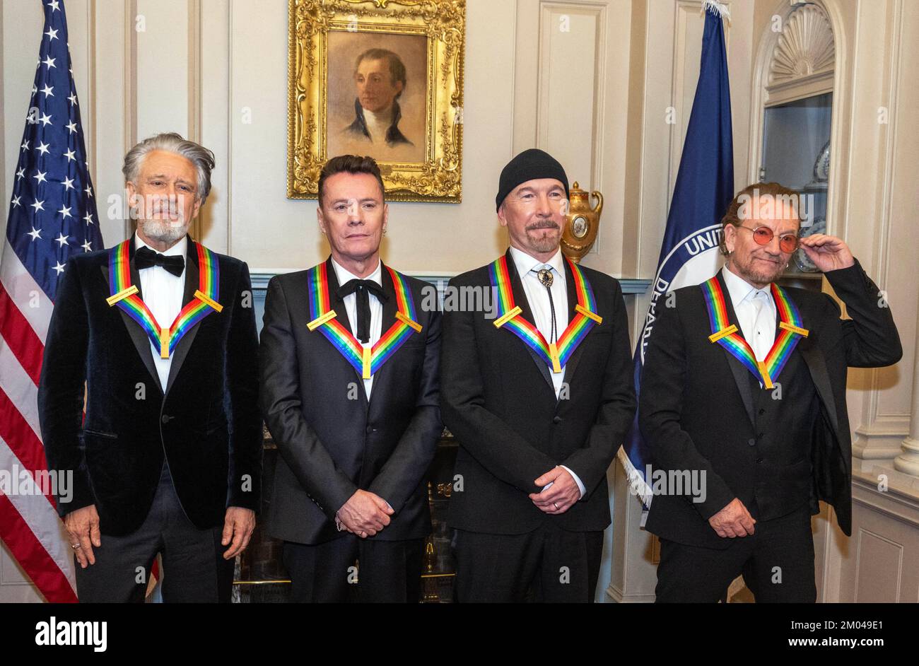 Les membres du groupe de rock irlandais U2, de gauche à droite, Adam Clayton, Larry Mullen Jr., The Edge, Bono, Posez pour une photo de groupe portant leur prix après le dîner des artistes au département d'État américain à Washington, D.C., samedi, 3 décembre 2022. Les 2022 lauréats sont : l'acteur et réalisateur George Clooney ; l'auteur-compositeur-compositeur-interprète contemporain chrétien et pop Amy Grant ; le chanteur légendaire de Soul, Gospel, R&B et pop Gladys Knight ; le compositeur, chef d'orchestre et éducateur américain d'origine cubaine Tania León ; Et le célèbre groupe de rock irlandais U2, composé de membres du groupe Bono, The Edge, Adam Clayton et L. Banque D'Images