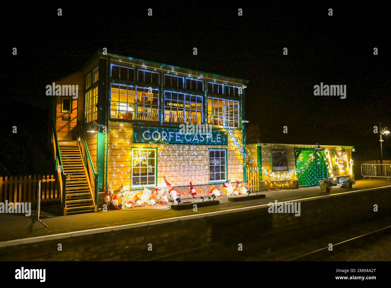 Corfe Castle, Dorset, Royaume-Uni. 3rd décembre 2022. La boîte de signalisation de la gare du château de Corfe à Dorset a été décorée d'une lumière de Noël pour le train Steam and Lights qui fonctionne le week-end et certains soirs jusqu'au 23rd décembre 2022 jusqu'à Noël. Crédit photo : Graham Hunt/Alamy Live News Banque D'Images