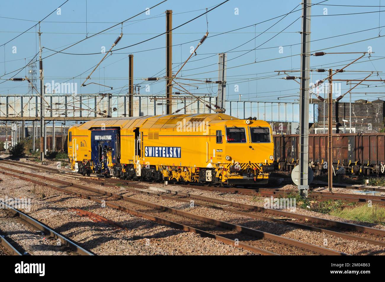 Véhicule d'autosurveillance de ballast de rail Swietelsky à Peterborough, Cambridgeshire, Angleterre, Royaume-Uni Banque D'Images