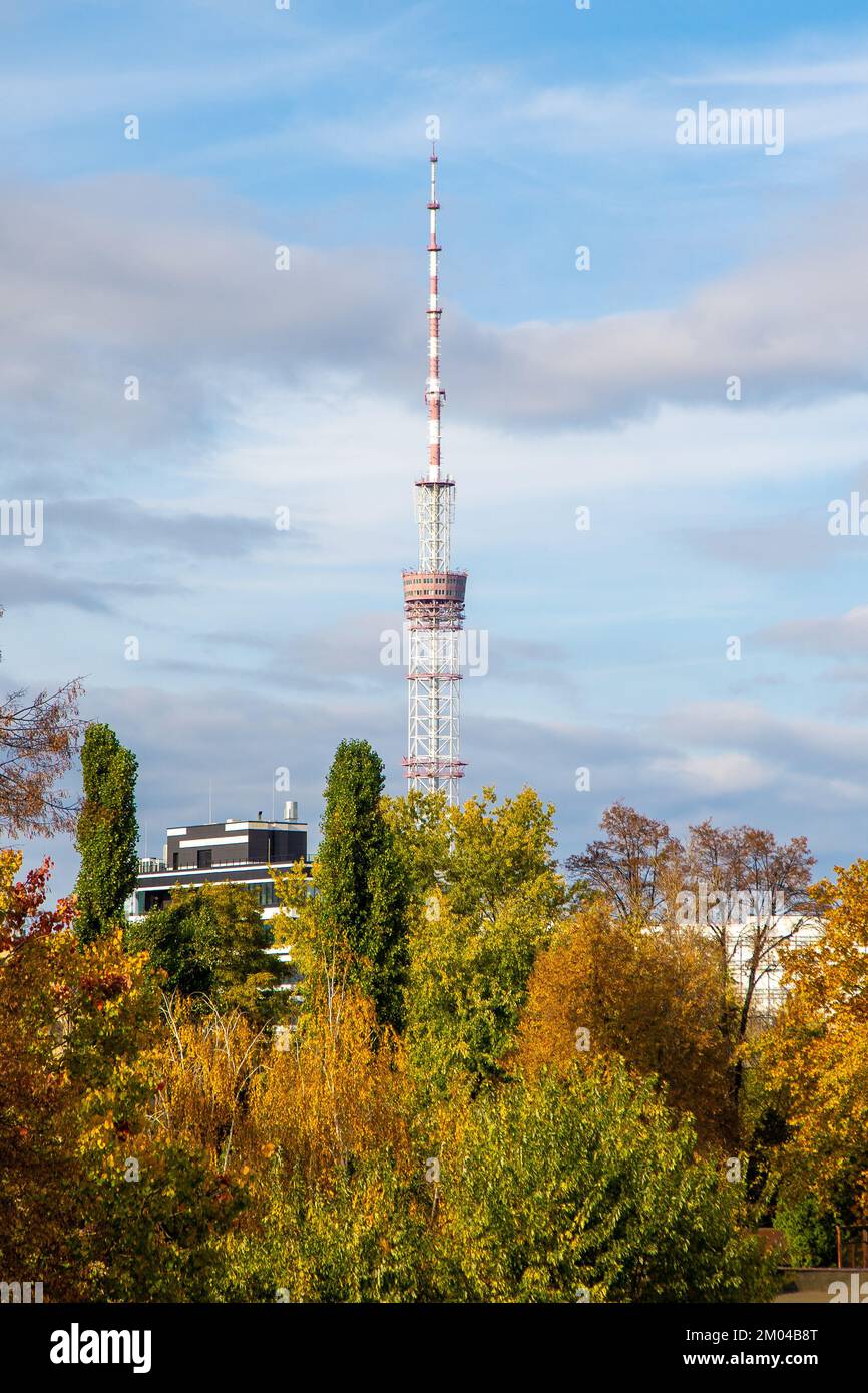 Tour de télévision à Kiev Ukraine. Paysage d'automne. Ciel bleu et arbres jaunes. Métro Dorohozhychi. Banque D'Images