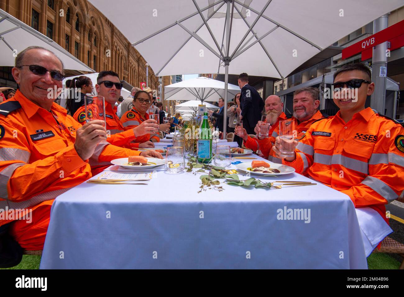 Membres du Service d’urgence de l’État de la Nouvelle-Galles du Sud (ses) nous sommes invités à l’événement Open for Lunch de Sydney en 2022 à George St, Sydney en Australie Banque D'Images