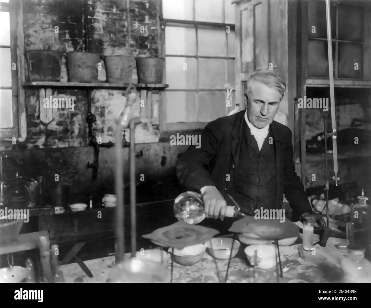 Thomas Alva Edison, 1847-1931, half-length portrait, travaillant en laboratoire chimique Banque D'Images