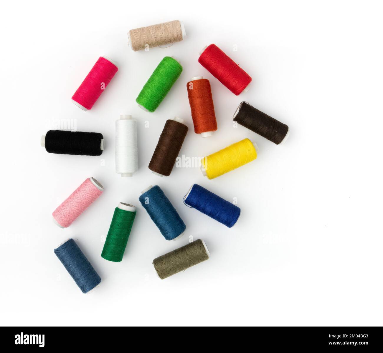 jeu de bobines de fil à coudre, bobines de couleur isolées sur fond blanc, thème de couture Banque D'Images