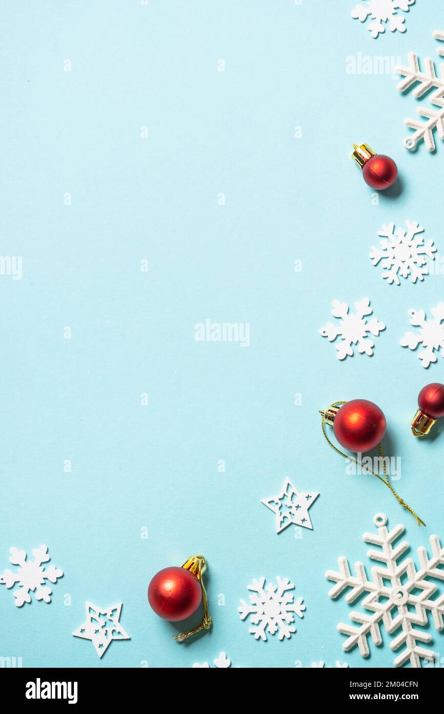 Composition de Noël avec décorations de vacances en bleu. Banque D'Images
