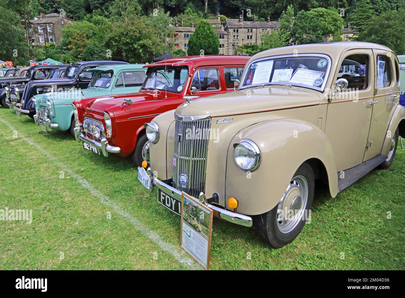 Rangée de berlines Ford des années 1950 au salon de l'auto Banque D'Images