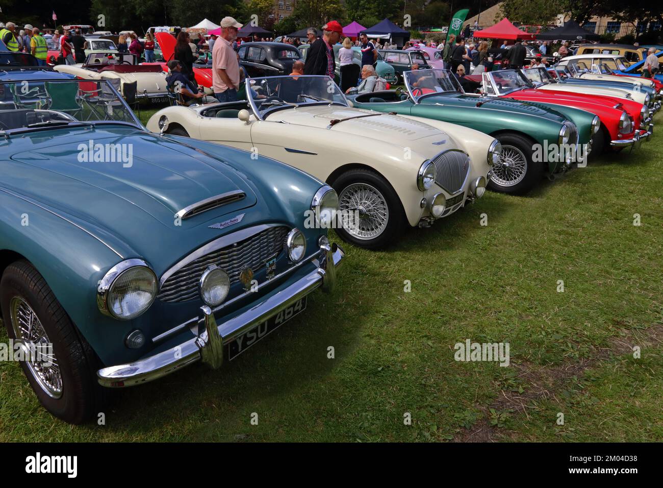 Rangée de voitures de sport 2 places des années 1960 au salon de l'auto Banque D'Images