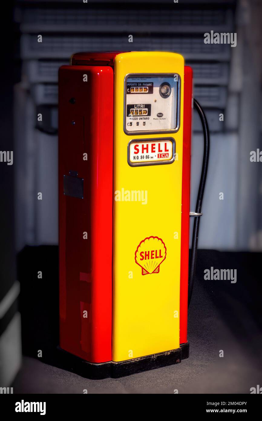 shell fossil fuel company - une station d'essence à pompe d'époque Banque D'Images