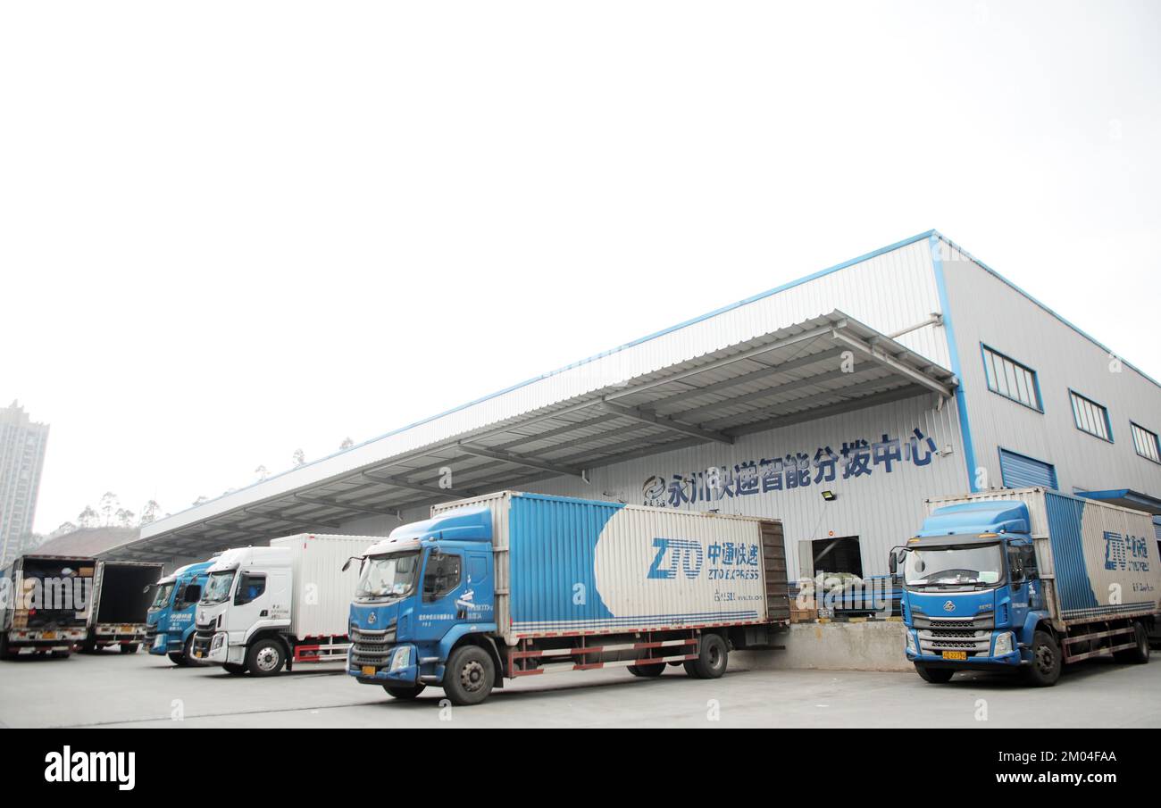 CHONGQING, CHINE - 4 DÉCEMBRE 2022 - de nouveaux véhicules à boîte à énergie attendent une livraison automatique dans un centre de distribution intelligent express de Chongqing Banque D'Images
