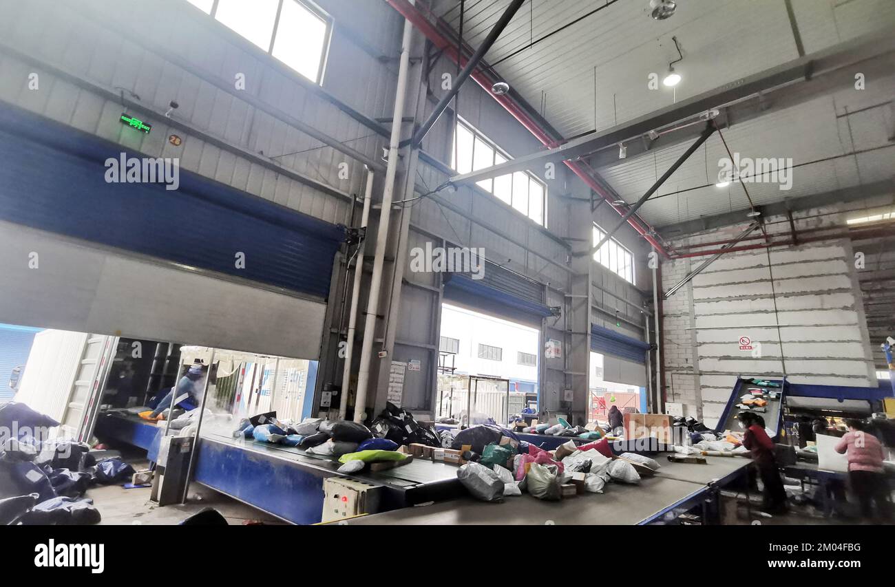 CHONGQING, CHINE - le 4 DÉCEMBRE 2022 - les nouveaux véhicules de type boîte à énergie sont désinfectés et entreposés dans le centre de distribution intelligente Express Banque D'Images