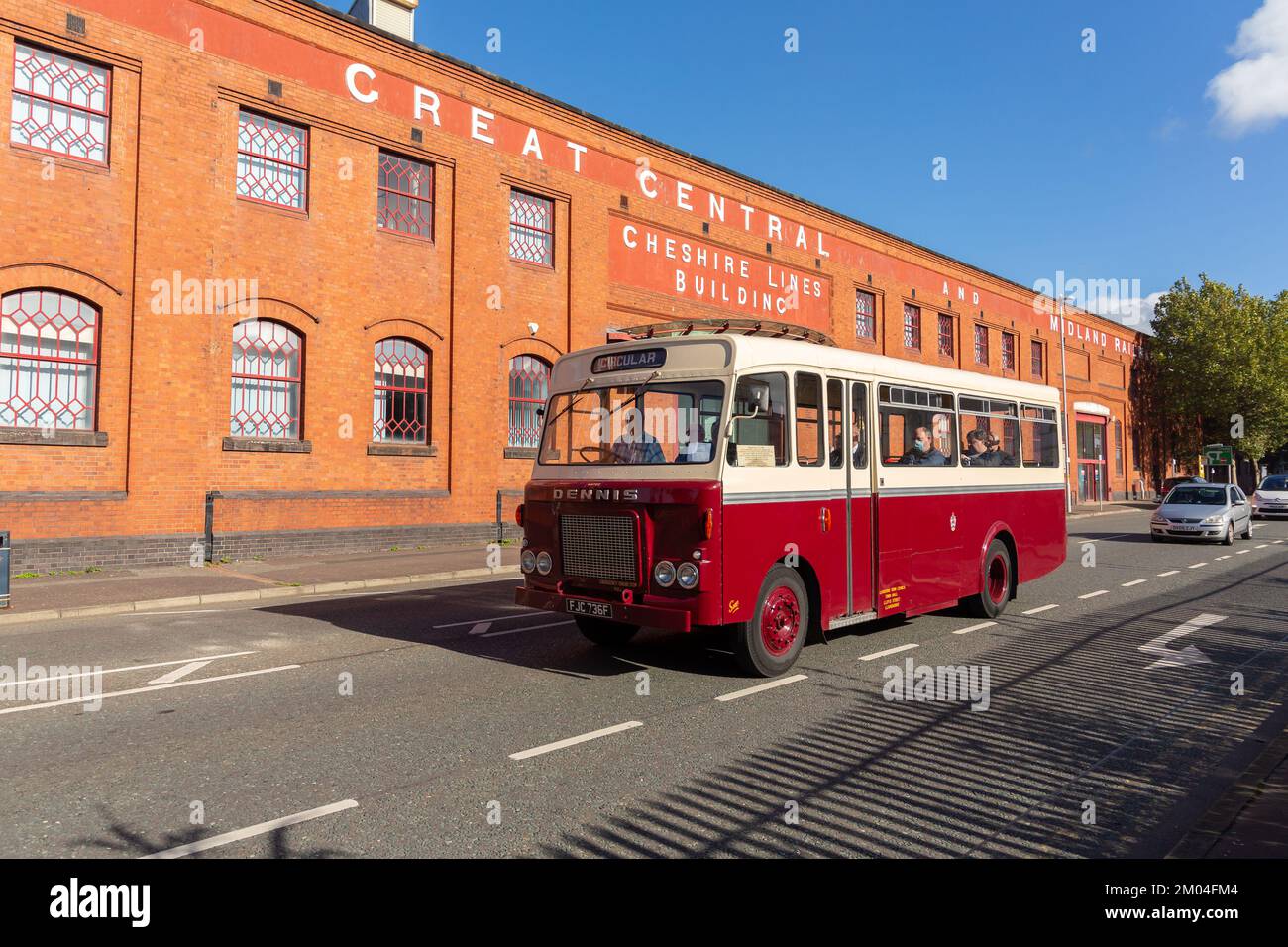 Birkenhead, Royaume-Uni: Dennis Pax Llandudno UDC bus, passant Cheshire Lines Building, Canning Street Banque D'Images