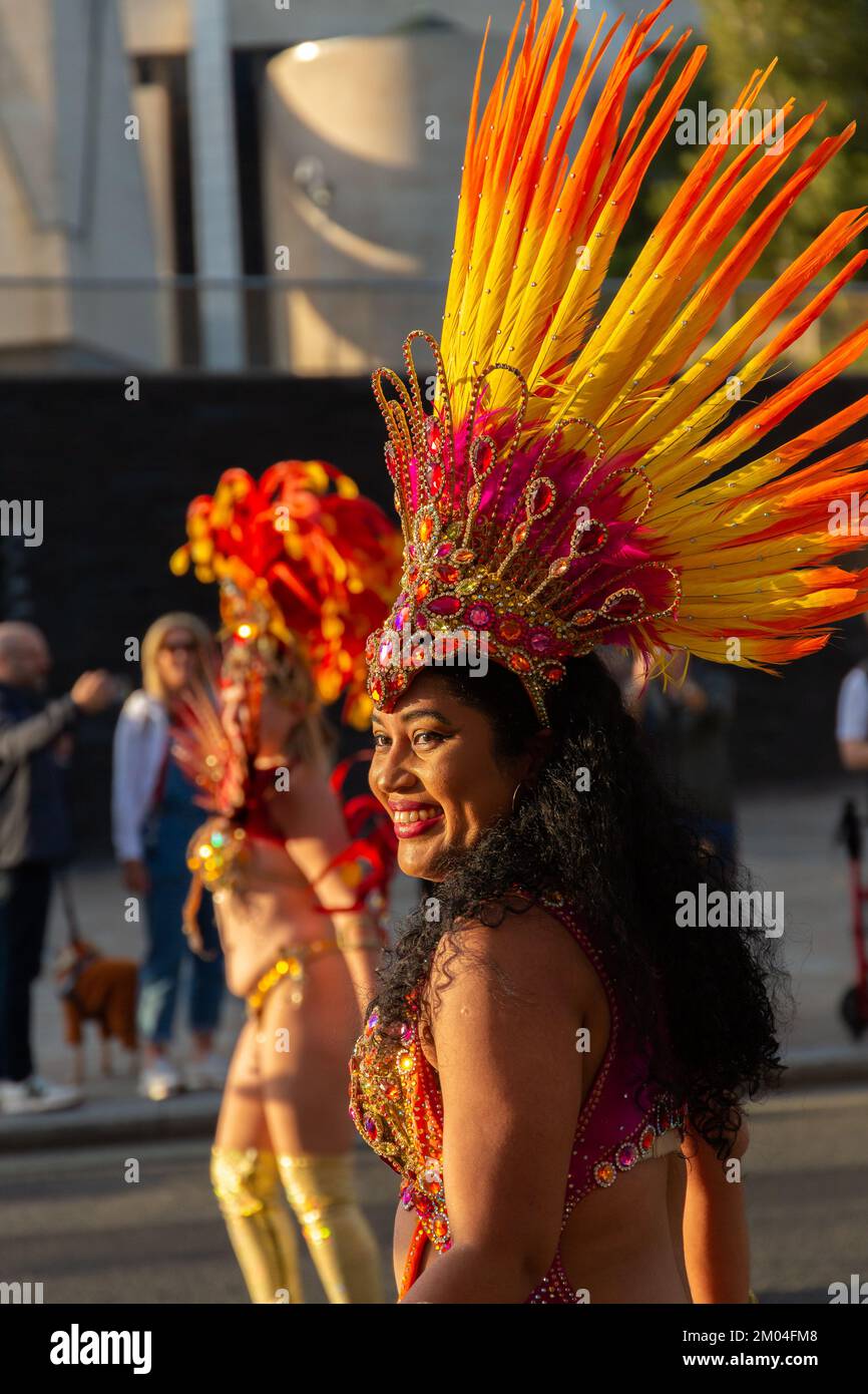 Liverpool, Royaume-Uni : danseuse en hédiscours au défilé de la Brazilica et au carnaval de la samba. Banque D'Images