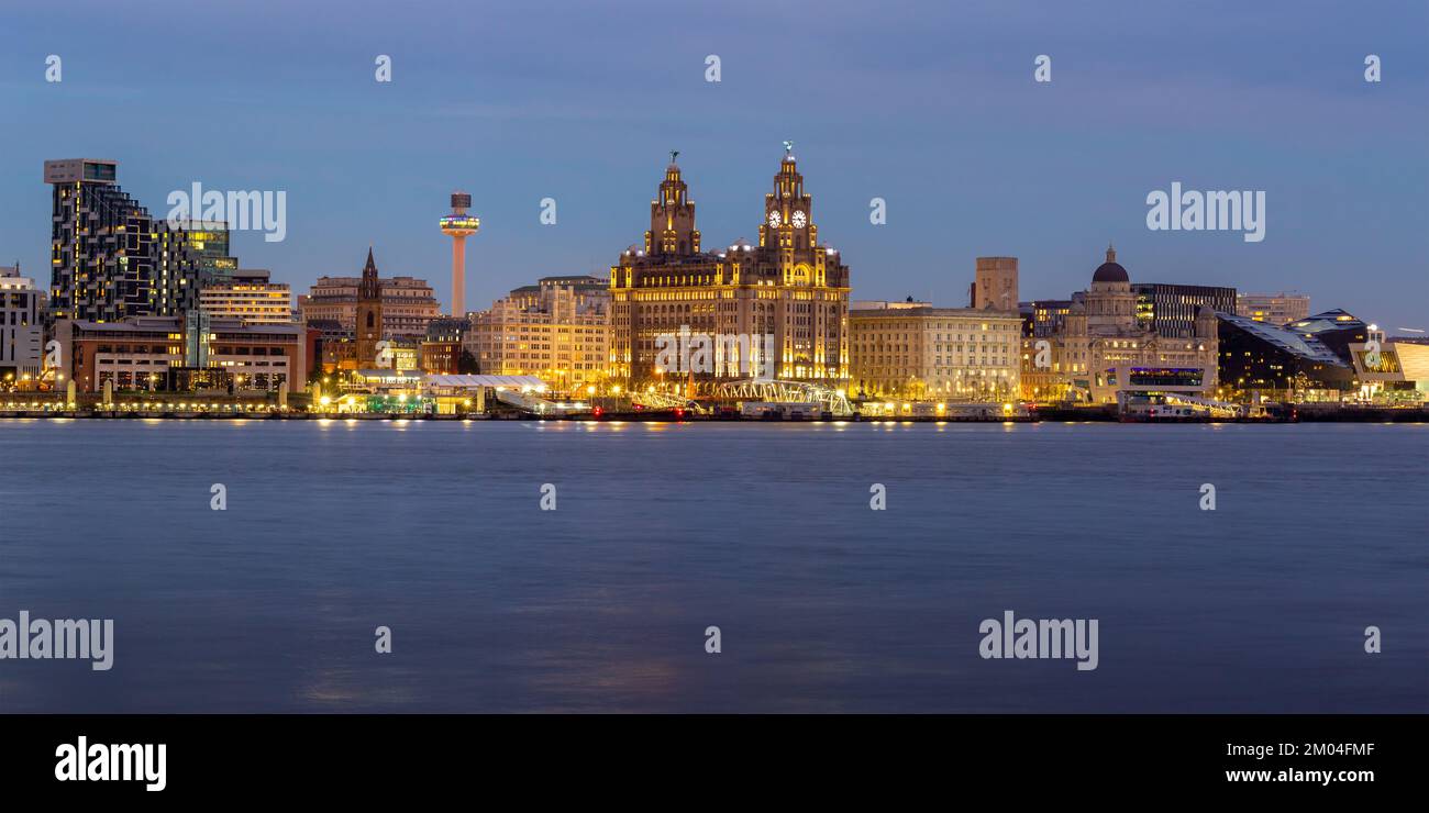 Liverpool, Royaume-Uni : paysage urbain de bâtiments en bord de mer la nuit surplombant la rivière Mersey, y compris le bâtiment Royal Liver. Banque D'Images
