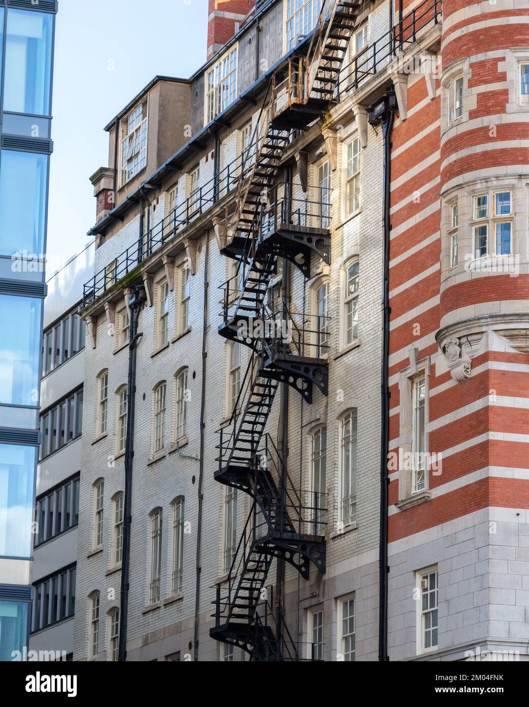 Liverpool, Royaume-Uni: Escalier extérieur d'évacuation incendie sur Albion House, 30 James Street, un hôtel dans le centre-ville. Banque D'Images